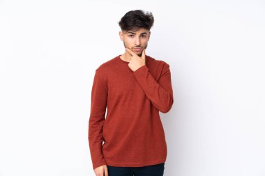 Tecrit edilmiş geçmişi olan yakışıklı Arap bir adam.