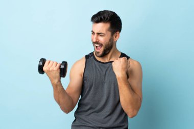 Sakallı genç sporcu halter kaldırarak zaferi kutluyor.