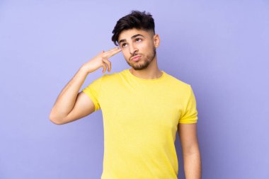 Münzevi geçmişi olan yakışıklı Arap bir adam intihar jesti yapmada sorun yaşıyor.