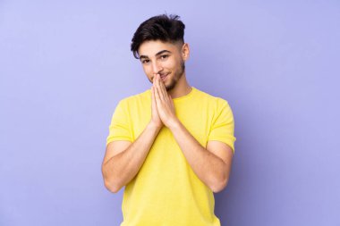 Soyutlanmış geçmişi olan Arap yakışıklı bir adam avuç içlerini bir arada tutar. İnsan bir şey ister.