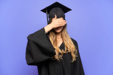 Üniversite mezunu genç bir Rus kızı beyaz arka planda, gözleri elleriyle kapatıyor. Bir şey görmek istemiyorum.