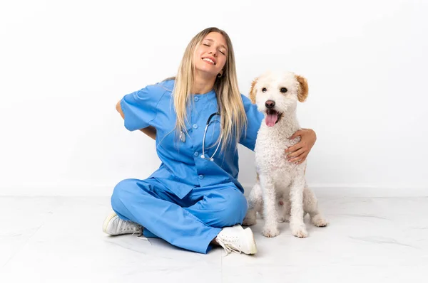 Giovane Donna Veterinaria Con Cane Seduto Sul Pavimento Che Soffre — Foto Stock