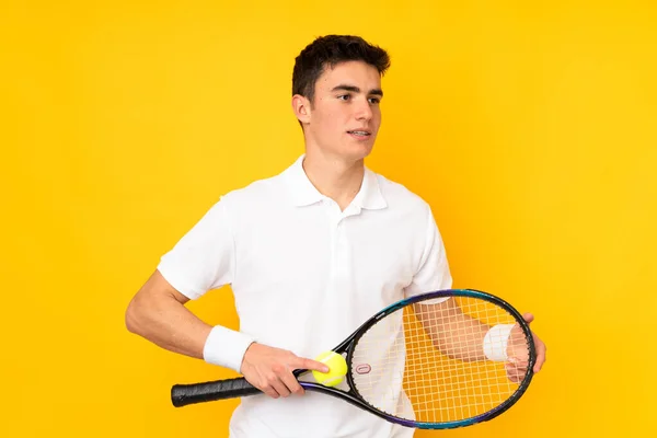 Fešák Teenager Tenista Muž Izolovaný Žlutém Pozadí Hrát Tenis — Stock fotografie