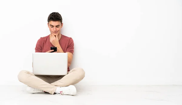 Adolescente Sentado Flor Com Seu Laptop Pensando Enviando Uma Mensagem — Fotografia de Stock