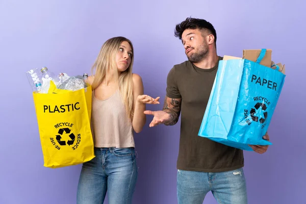 Reciclagem Jovem Casal Caucasiano Isolado Fundo Roxo Fazendo Gesto Sem — Fotografia de Stock