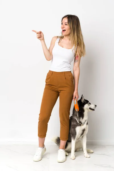 Lång Ung Vacker Kvinna Med Hunden Pekande Finger Sidan Och — Stockfoto