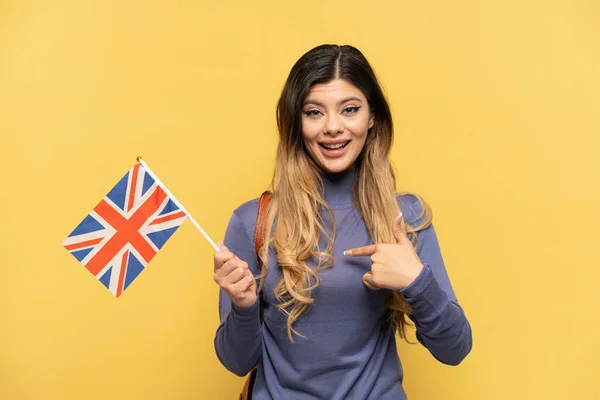 Jovem Russa Segurando Uma Bandeira Reino Unido Isolada Fundo Amarelo — Fotografia de Stock