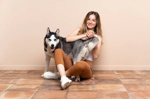 Mladá Hezká Žena Svým Husky Pes Sedí Podlaze Interiéru Směje — Stock fotografie