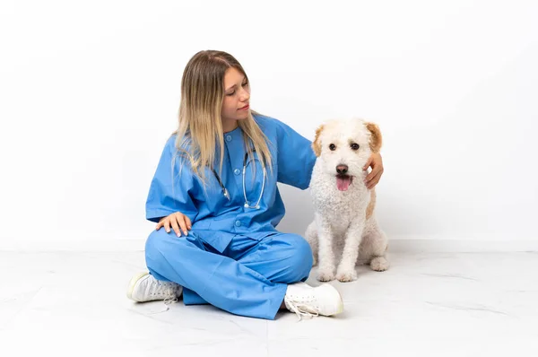 Молодая Ветеринар Собакой Сидит Полу Смотрит Сторону — стоковое фото