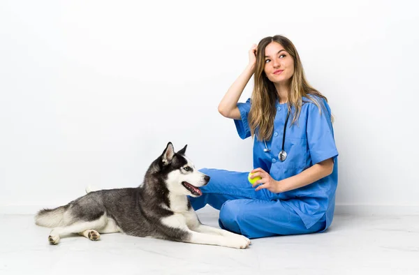 Κτηνίατρος Σιβηρίας Husky Σκυλί Κάθεται Στο Πάτωμα Έχοντας Αμφιβολίες Και — Φωτογραφία Αρχείου