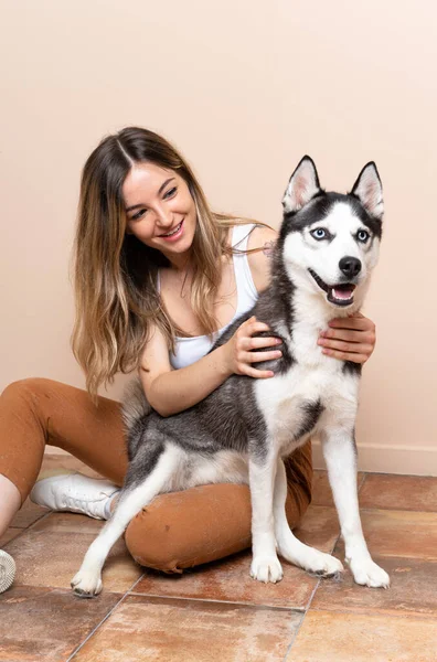 Młoda Piękna Kobieta Husky Dog Siedzi Podłodze Pomieszczeniach — Zdjęcie stockowe