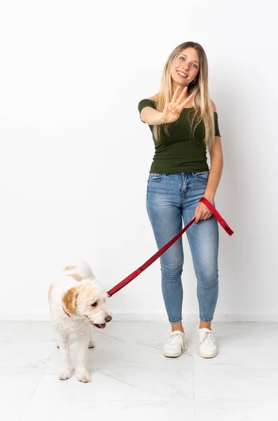 Joven Mujer Caucásica Paseando Perro Aislado Sobre Fondo Blanco Feliz —  Fotos de Stock