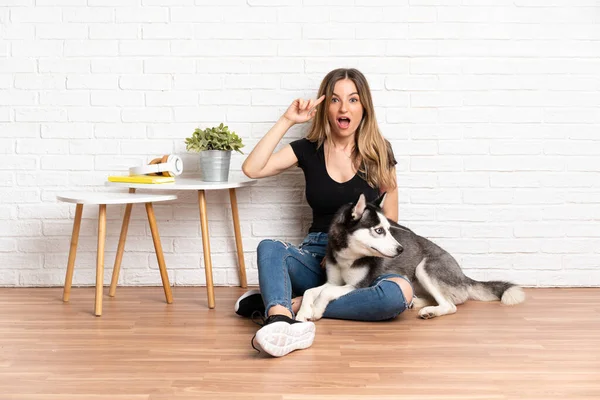 Joven Mujer Bonita Con Perro Husky Sentado Suelo Interior Con — Foto de Stock