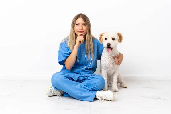 Νεαρή Κτηνίατρος Γυναίκα Σκυλί Κάθεται Στο Πάτωμα Έχοντας Αμφιβολίες Και — Φωτογραφία Αρχείου