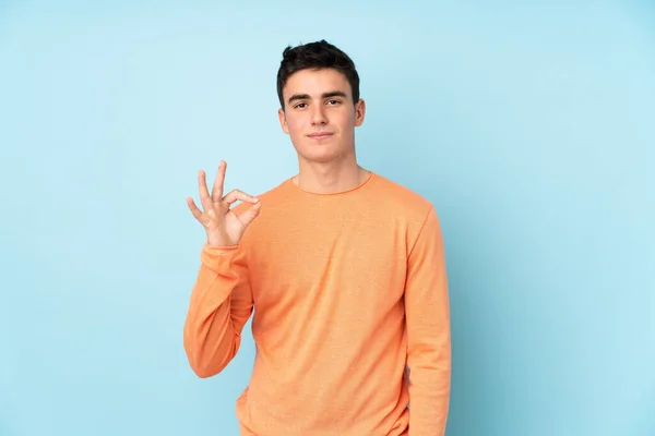 Подросток Белый Красивый Мужчина Изолирован Фиолетовом Фоне Показывая Знак Пальцами — стоковое фото