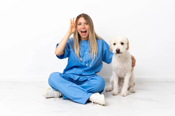 Молодая Женщина Ветеринар Собакой Сидящей Полу Удивлением — стоковое фото