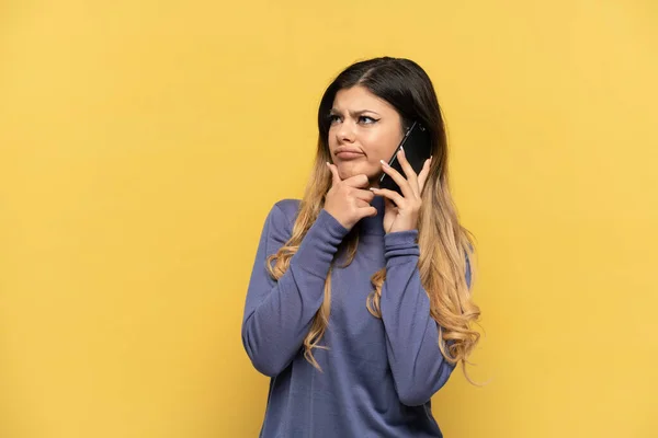 Joven Chica Rusa Utilizando Teléfono Móvil Aislado Sobre Fondo Amarillo — Foto de Stock