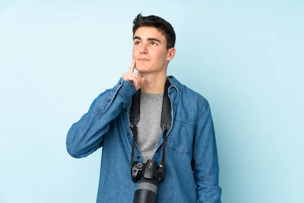 Teenager Photographer Man Isolated Blue Background Thinking Idea — Stock Photo, Image