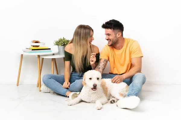 Jovem Casal Caucasiano Com Cão Ficar Casa Sorrindo Muito — Fotografia de Stock