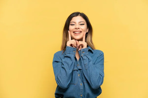 Jong Russisch Meisje Geïsoleerd Gele Achtergrond Glimlachen Met Een Vrolijke — Stockfoto