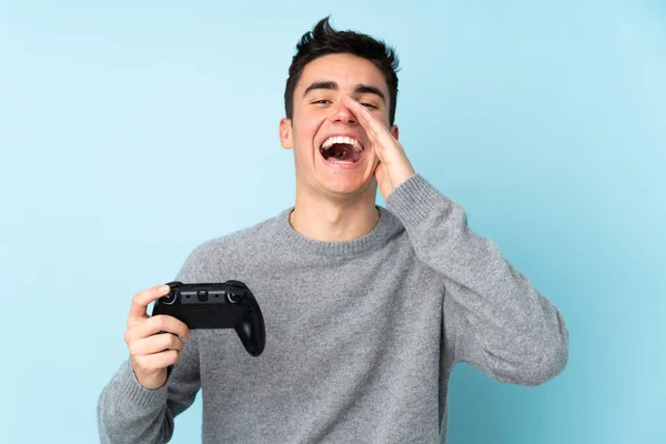 Adolescente Caucásico Hombre Jugando Con Controlador Videojuego Aislado Fondo Azul —  Fotos de Stock