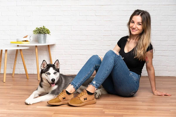 Mujer Joven Con Perro Husky — Foto de Stock