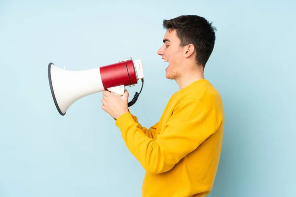 Tiener Kaukasische Knappe Man Geïsoleerd Paarse Achtergrond Schreeuwen Door Een — Stockfoto