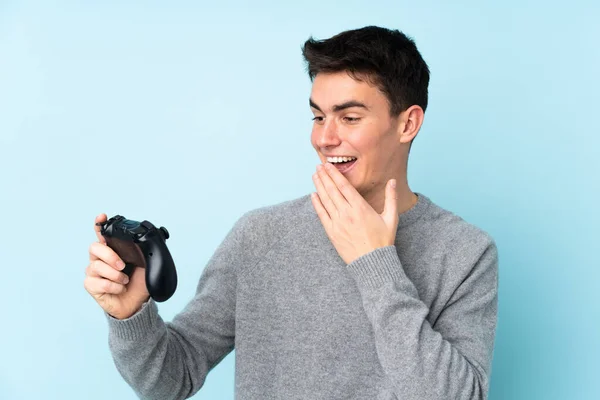 Tiener Kaukasische Man Spelen Met Een Video Game Controller Geïsoleerd — Stockfoto