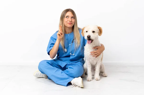 Jovem Veterinária Mulher Com Cão Sentado Chão Com Dedos Cruzando — Fotografia de Stock