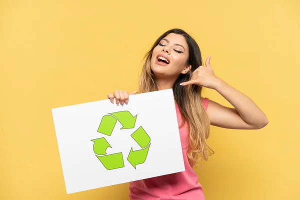 Joven Chica Rusa Aislada Sobre Fondo Amarillo Sosteniendo Cartel Con —  Fotos de Stock