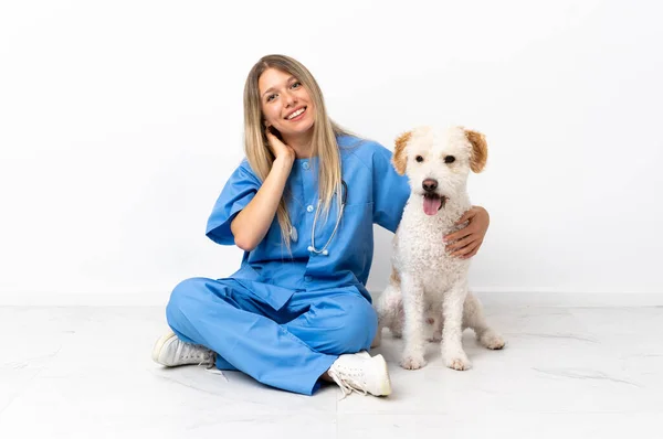 Jovem Veterinária Mulher Com Cão Sentado Chão Rindo — Fotografia de Stock