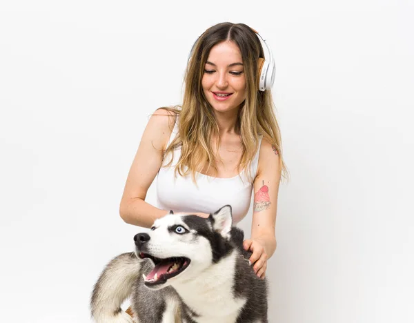 Junge Frau Mit Ihrem Husky Hund — Stockfoto