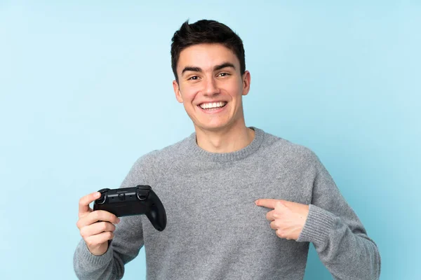 Hombre Caucásico Adolescente Jugando Con Controlador Videojuegos Aislado Sobre Fondo —  Fotos de Stock