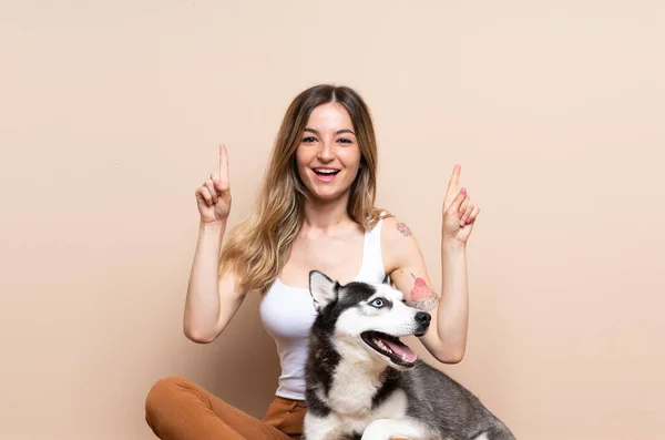 Junge Hübsche Frau Mit Ihrem Husky Hund Der Innenraum Auf — Stockfoto