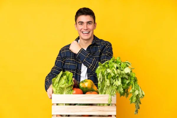 Adolescente Granjero Con Verduras Recién Recogidas Una Caja Celebrando Una — Foto de Stock