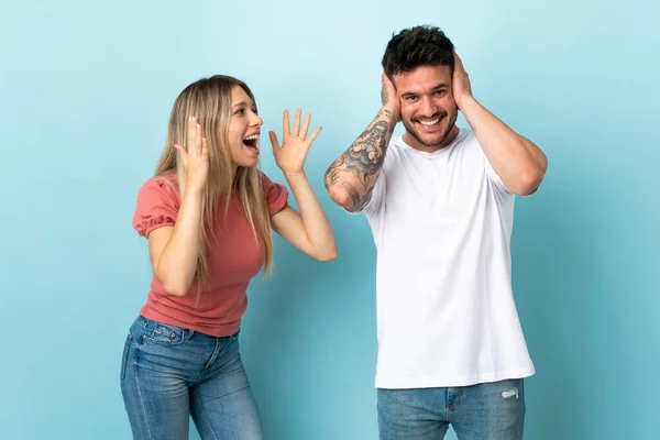 Jovem Casal Caucasiano Isolado Fundo Azul Frustrado Gritando — Fotografia de Stock