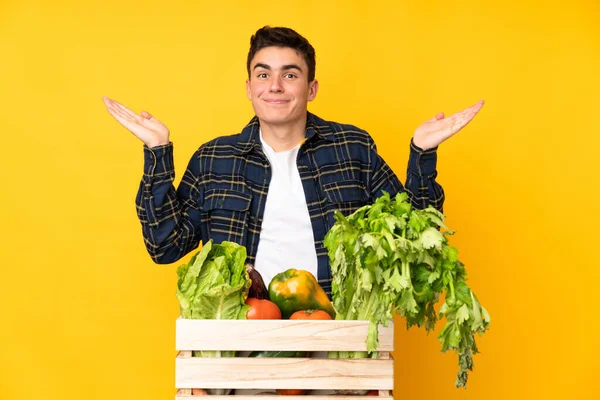 Hombre Agricultor Adolescente Con Verduras Recién Recogidas Una Caja Que — Foto de Stock