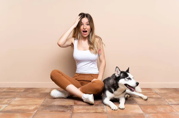 Jovem Mulher Bonita Com Seu Cão Husky Sentado Chão Ambientes — Fotografia de Stock