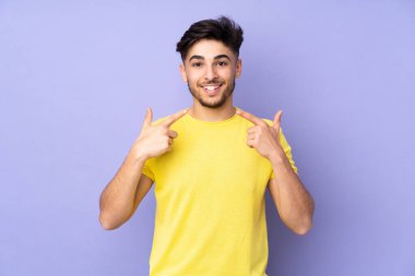 Soyutlanmış geçmişi olan yakışıklı Arap bir adam iyi niyet göstergesi gösteriyor.