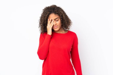 Genç Afrikalı Amerikalı kadın arka planda baş ağrısı ile izole edilmiş.