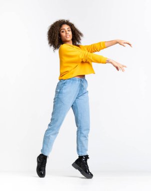 Genç Afrikalı Amerikalı kadın izole beyaz arka planda dans ediyor.