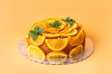 İzole edilmiş arka planda dilimlenmiş portakallı ev yapımı turuncu pasta.