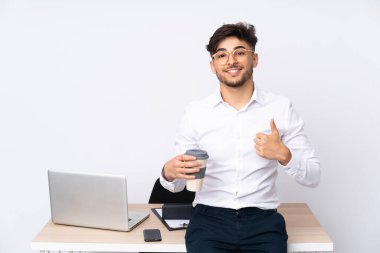 Ofisteki Arap bir adam beyaz arka planda izole edilmiş bir şekilde baş parmak işareti yapıyor.