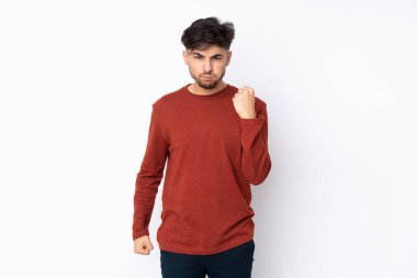 Mutsuz bir ifadeyle soyutlanmış Arap yakışıklı bir adam.