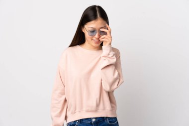 Genç Çinli kız izole edilmiş beyaz arka plan gülüyor.