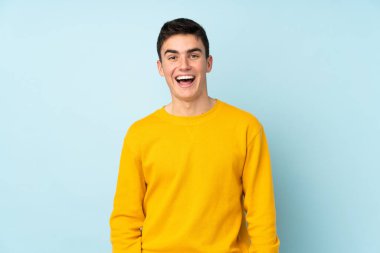 Mor arka planda yüzü şaşırmış, beyaz, yakışıklı bir genç.