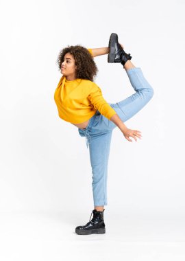 Genç Afrikalı Amerikalı kadın izole beyaz arka planda dans ediyor.