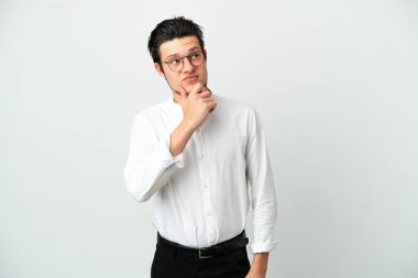 Rus iş adamı beyaz arka planda izole edilmiş.