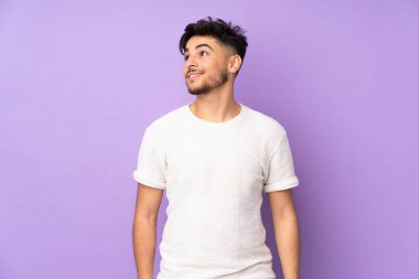 Soyutlanmış geçmişi olan yakışıklı Arap bir adam bir fikir ararken...