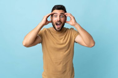 Sakallı, sakallı, geçmişinde sürpriz bir ifade olan yakışıklı bir genç.